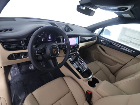 New 2025 Porsche Macan image 4