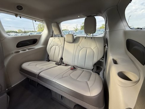 Used 2018 Chrysler Pacifica Touring-L Plus image 17