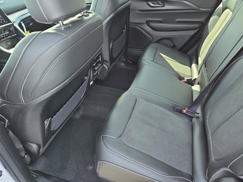 New 2025 Jeep Grand Cherokee Altitude image 34