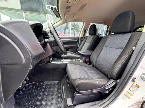 Used 2017 Mitsubishi Outlander SE image 11