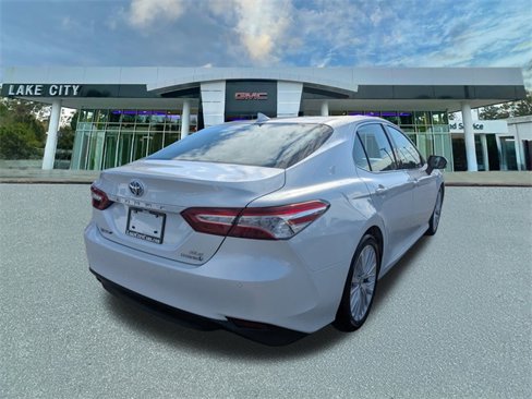 Used 2020 Toyota Camry XLE image 3