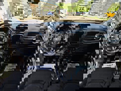 Used 2018 Jeep Renegade Latitude image 12
