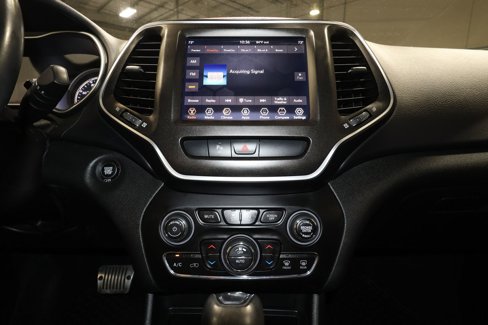 Used 2019 Jeep Cherokee Trailhawk image 16