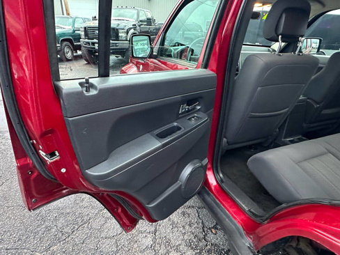 Used 2012 Jeep Liberty Sport image 16