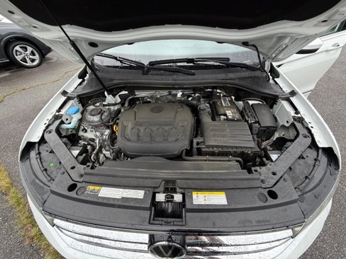 Certified 2022 Volkswagen Tiguan SEL R-Line image 17