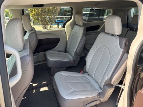 Used 2017 Chrysler Pacifica Touring-L image 22