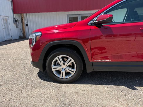 Used 2024 GMC Terrain SLE image 2
