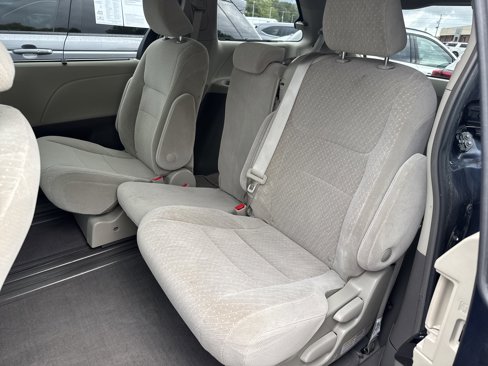 Used 2018 Toyota Sienna LE image 8
