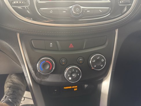 Used 2020 Chevrolet Trax LT w/ LT Convenience Package image 19