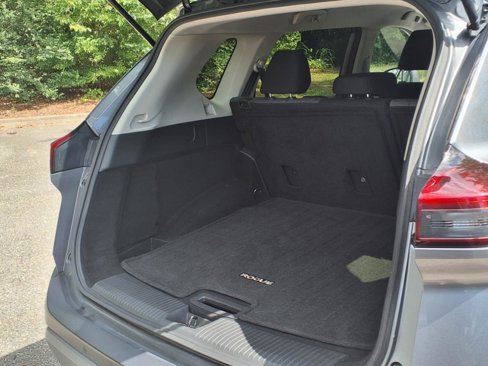 Used 2023 Nissan Rogue SV image 9