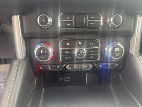 Used 2024 GMC Yukon SLT image 13