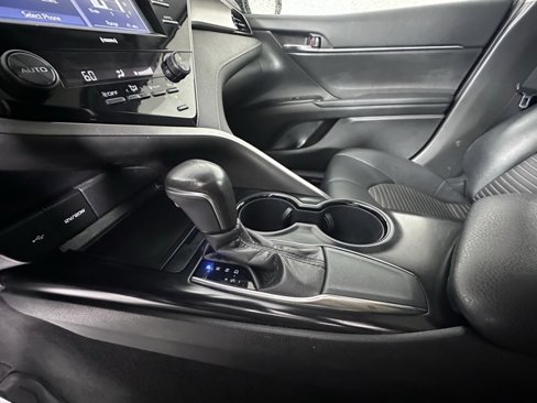 Used 2020 Toyota Camry SE image 29
