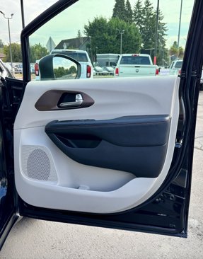 Used 2017 Chrysler Pacifica LX image 11