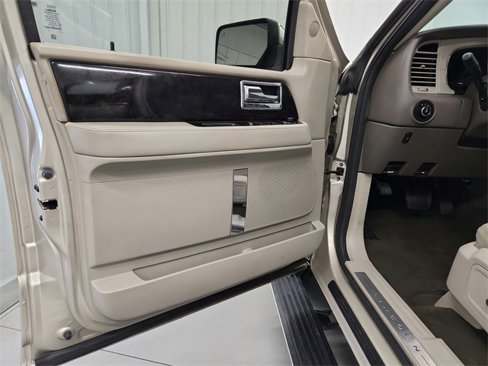 Used 2017 Lincoln Navigator Select image 27