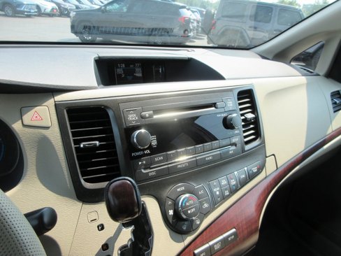 Used 2013 Toyota Sienna XLE image 24