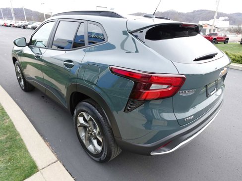 Used 2025 Chevrolet Trax LT w/ LT Convenience Package image 5