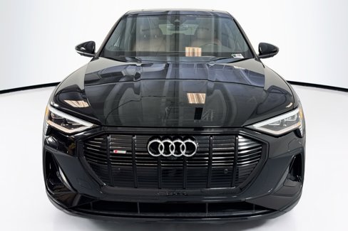 Used 2023 Audi e-tron Premium Plus w/ Premium Plus Package image 2
