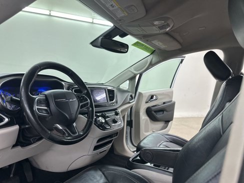 Used 2020 Chrysler Pacifica Touring-L image 26