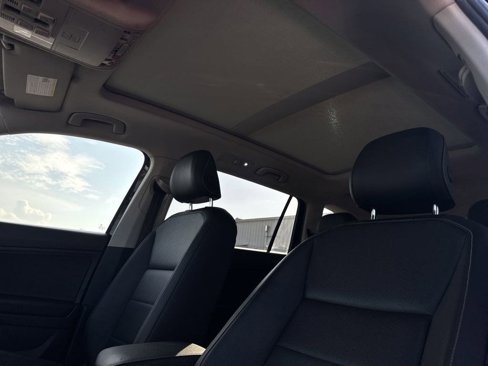 Used 2021 Volkswagen Tiguan SE w/ Panoramic Sunroof Package image 9