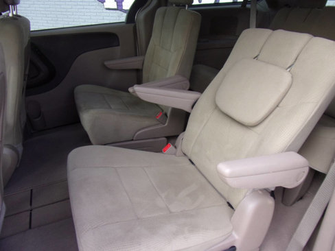 Used 2013 Chrysler Town & Country Touring image 3