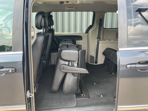 Used 2014 Chrysler Town & Country Touring image 16