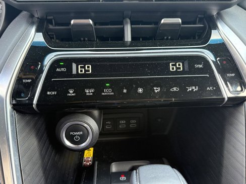 Used 2023 Toyota Venza XLE image 18