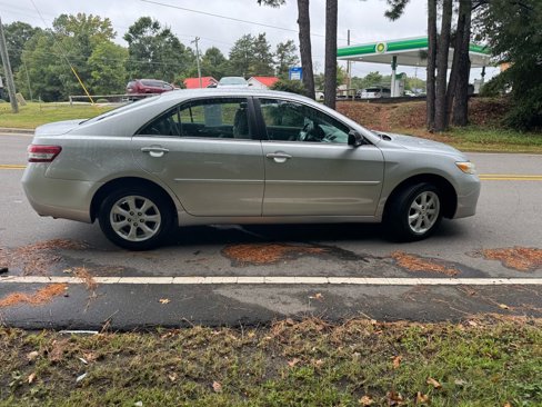 Used 2010 Toyota Camry LE image 5