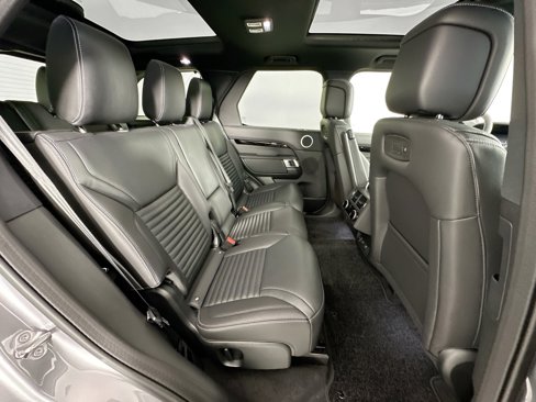 Used 2025 Land Rover Discovery S image 25