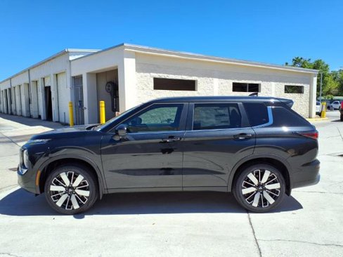 New 2025 Mitsubishi Outlander SE image 2