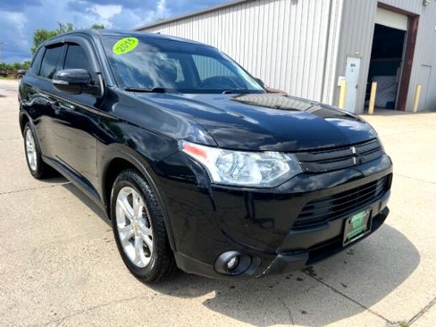 Used 2015 Mitsubishi Outlander SE image 2