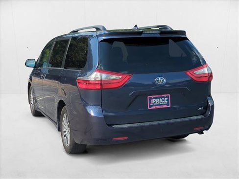 Used 2018 Toyota Sienna XLE image 7