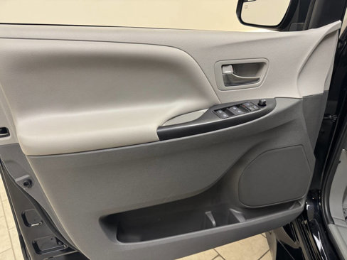 Used 2020 Toyota Sienna LE image 25