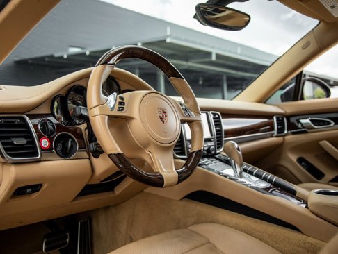 Used 2013 Porsche Panamera 4 image 4