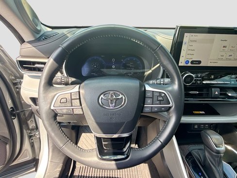 Used 2023 Toyota Highlander Limited image 11