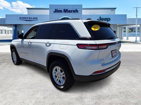Used 2023 Jeep Grand Cherokee Laredo image 3