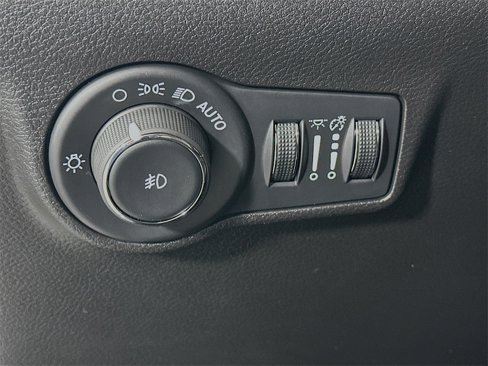 Used 2024 Jeep Compass Latitude image 16