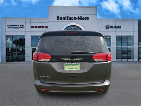 Used 2022 Chrysler Voyager LX image 5