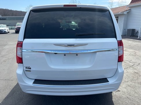 Used 2016 Chrysler Town & Country Touring image 6