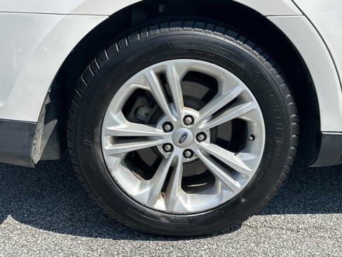 Used 2018 Ford Taurus SEL w/ Equipment Group 201A image 19