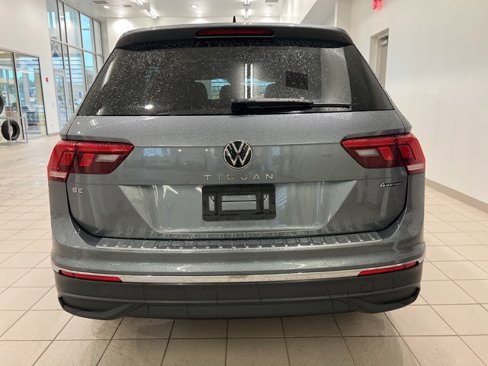Used 2023 Volkswagen Tiguan SE w/ Panoramic Sunroof Package image 7