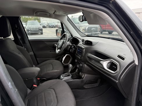 Used 2018 Jeep Renegade Latitude w/ Popular Equipment Group image 10