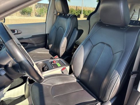Used 2019 Chrysler Pacifica Limited image 12