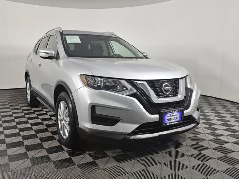 Used 2018 Nissan Rogue SV image 1