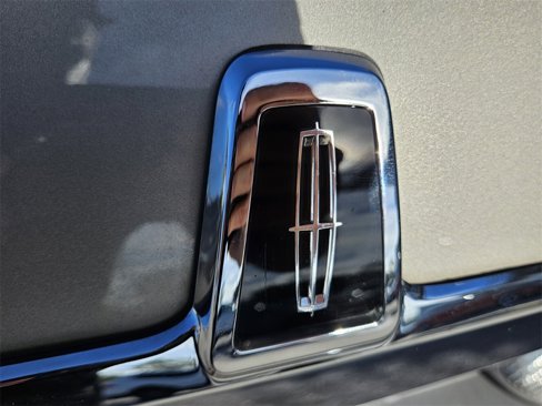 Used 2008 Lincoln Town Car Signature Limited image 11