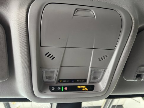 Used 2023 GMC Acadia SLE image 27