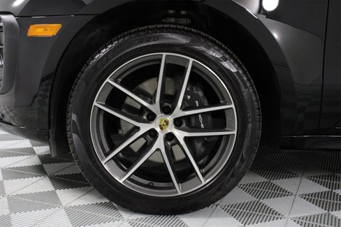 Certified 2025 Porsche Macan image 30