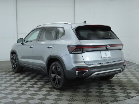 Certified 2025 Volkswagen Taos SE w/ Black Wheel Package image 8