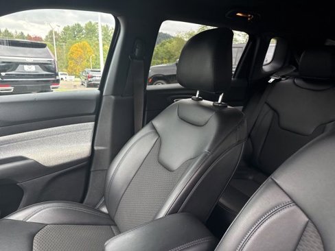 Used 2023 Jeep Compass Latitude image 12