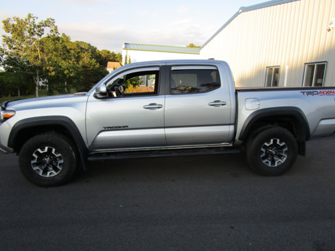 Used 2022 Toyota Tacoma TRD Off-Road image 2