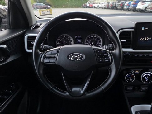 Used 2022 Hyundai Venue Limited image 23